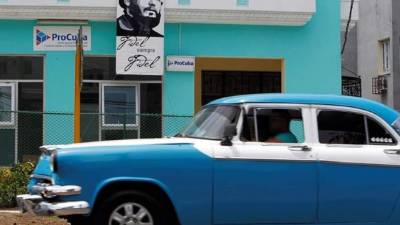 Un vehículo pasa junto a un cartel del líder de la revolución cubana Fidel Castro, en La Habana, Cuba. EFE
