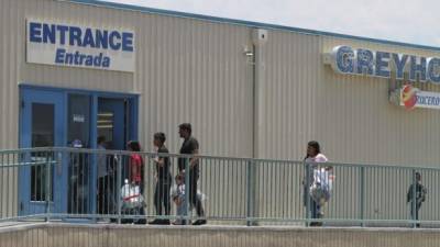 Varias personas con sus niños ingresan, este viernes 13 de junio, a la estación de autobuses de la compañía Greyhound en Tucson, Arizona. Según los activistas, cada día llegan a la estación de buses Greyhound en Tucson entre 7 a 12 familias, que son liberadas por las autoridades migratorias.