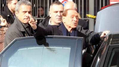 El expresidente de Italia Silvio Berlusconi habla con varios taxistas a su salida de la estación de tren de Milán (Italia) el 17 de febrero de 2017. EFE/Archivo