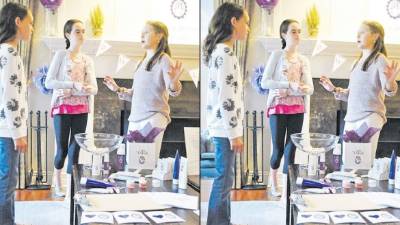 Hartley Messer (der.), de 12 años, ofrece una reunión de compras a sus amigas.