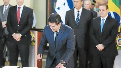 El presidente Juan Orlando Hernández durante la firma del convenio.