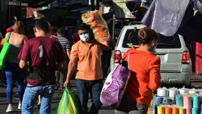 A man uses a face mask as a precautionary measure against the spread of the new coronavirus, COVID-19, at El Mayoreo market in Tegucigalpa, on March 17, 2020 despite a seven-day curfew ordered by the Honduran government. - The Honduran government decreed a curfew on Monday night 'to contain the advance of the coronavirus', confirming two new cases for a total of eight infected. (Photo by Orlando SIERRA / AFP)