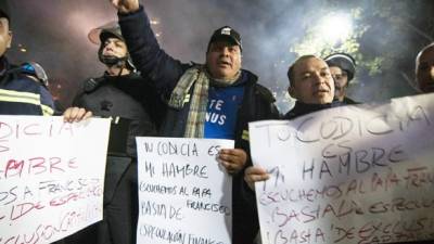 Partidarios del gobierno, manifestándose en las calles de Buenos Aires tras conocerse el fallo de la Corte Suprema de EE.UU.