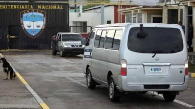 Supuestamente los reclisos se fugaron en horas de visita por los muros de la cárcel.