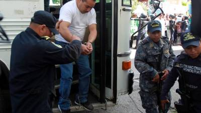 Esposado de pies y manos, el alcalde José Adalid González llegó al juzgado.