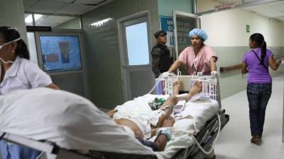 En la Sala de Cuidados Intensivos asisten a un paciente.