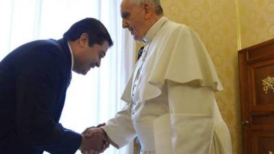 El presidente Hernández saludó con reverencia al papa Francisco.