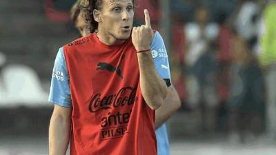 Diego Forlán se recupera de una infección estomacal.