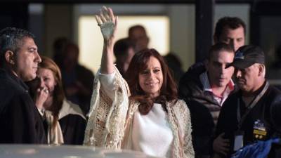 Miles de seguidores acompañan a expresidenta Kirchner en comparencia ante la justicia. AFP