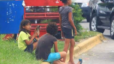 En la mayoría de semáforos de San Pedro Sula hay de tres a cinco menores pidiendo limosna.