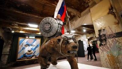 Rusia. Exposición solo para Vladimir Putin. Una escultura del presidente ruso, Vladimir Putin, forma parte de la exposición SUPERPUTIN en el Museo de Arte Ultramoderno de Moscú.
