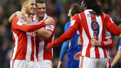 Momento en el que el triniteco Kenwyne Jones celebra su gol sus compañeros. Fotografía tomada del Twitter de Stoke City, @stokecity.