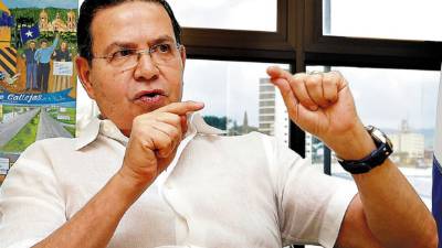 El expresidente recordó que en 1845 Honduras entregó sus aduanas a los ingleses.