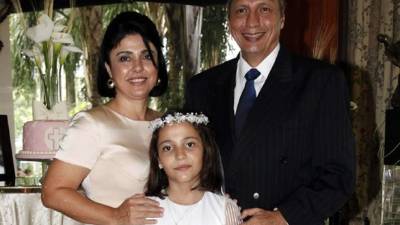 Giovanna y Arturo Barahona con la agasajada María Belén.