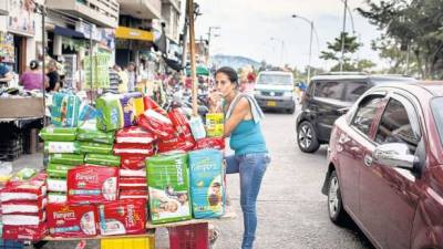 Una comerciante vende pañales de Venezuela en una calle de Cúcuta en Colombia.