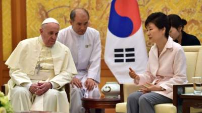 El papa fue recibido por la presidente surcoreana Park Geun-Hye.
