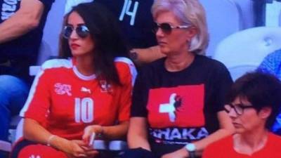 La madre de los jugadores mostró una camiseta con la bandera de cada país.