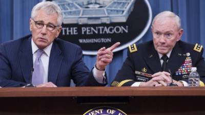 El secretario de Defensa estadounidense, Chuck Hagel, y el jefe del Ejército, Martin Dempsey, en conferencia de prensa.