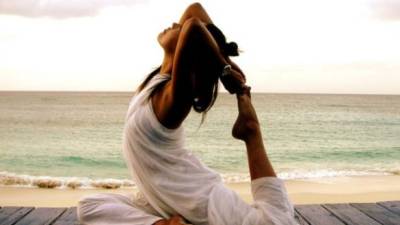 La práctica del yoga produce un bienestar física y mental.