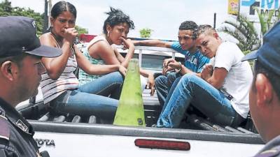 Las dos mujeres y los dos hombres fueron señalados por los pasajeros como las personas que los asaltaron.