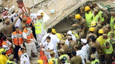 Al menos 717 personas murieron hoy y 805 resultaron heridas en una estampida en las afueras de la ciudad saudí de La Meca, provocada por la aglomeración y la entrada masiva de peregrinos que participaban en el rito musulmán de la peregrinación, informaron fuentes de la Defensa Civil saudí.