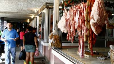 Los carniceros deberán colocar la carne dentro de un espacio cerrado, según las nuevas normativas de Sanidad.