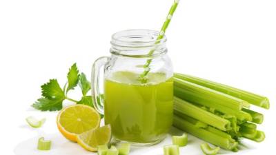 El jugo de apio ayuda a regular la presió arterial.