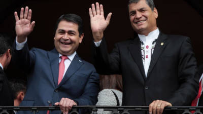 Hernández saludó a los ecuatorianos desde el balcón de casa de Gobierno.