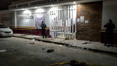 Entre la veintena de heridos se encuentra un agente migratorio.