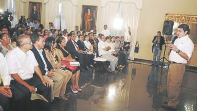 El presidente Juan Orlando Hernández tuvo ayer un conversatorio con periodistas capitalinos en la Casa Presidencial.
