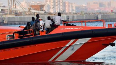 La embarcación de Salvamento Marítimo 'Salvamar Hamal' llega al puerto de Almería con los 57 inmigrantes de origen subsahariano, entre ellos 7 mujeres, rescatados este lunes cuando navegaban en una patera en las proximidades de la isla de Alborán. EFE