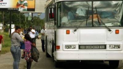 Gálvez se bajó del bus con su hija en la entrada de la colonia Planeta para irse a casa.