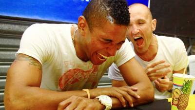 Carlo Costly bromea con su compañero Julio 'El Palomo' Rodríguez.