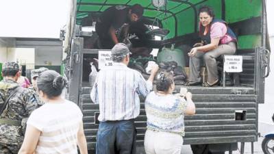 La venta de frijoles en la capital también se hace en camiones del Ejército.