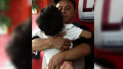 Dennis tiene que cargar a su hijita de 9 años debido a su complicación.