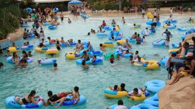 Los ciudadanos llegaron desde muy temprano el sábado al parque acuático Zizima para refrescarse en las piscinas antes que finalice la semana morazánica.