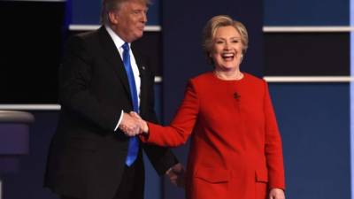 Hillary Clinton da la mano al candidato republicano Donald Trump después del primer debate presidencial. AFP