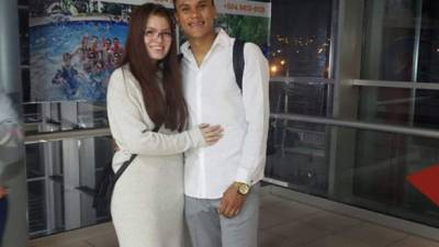 Denil Maldonado fue despedido por su novia y familiares en el Aeropuerto Toncontín de Tegucigalpa.