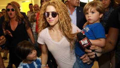 Shakira junto a sus hijos Milan y Sasha. Foto archivo.