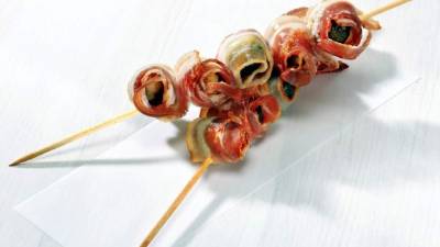 Estas brochetas de uvas con tocino son una delicia.