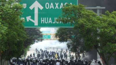 Vista general del saldo que dejaron los enfrentamientos entre policías y maestros luego del operativo implementado para despejar la supercarretera Oaxaca-México. Foto: EFE/Quadratín