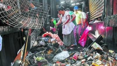 Los afectados buscan entre las cenizas objetos de valor y documentos.