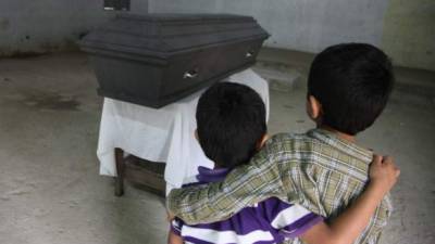 Dos niños contemplan el asesinato de sus hermanos en San Pedro Sula. Foto de archivo.