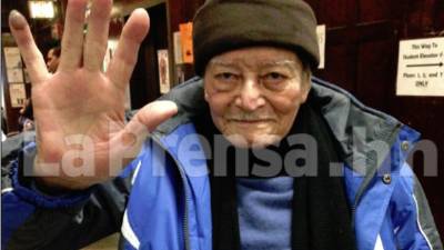 Don Manuel Pacheco muestra con orgullo su dedo pintado tras votar.