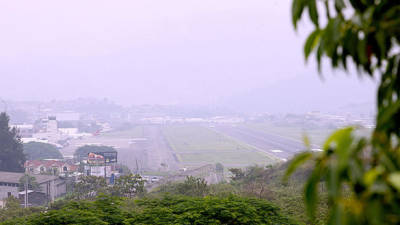 Los vuelos fueron suspendidos por la poca visibilidad en la pista del aeropuerto de Toncontín. Fotografía de Archivo.