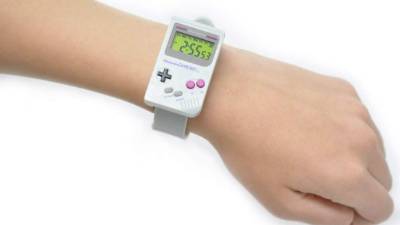 La versión reloj de la Gamboy da la hora, puede configurar una alarma y...no mucho mas.