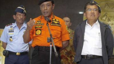 El director de la agencia indonesia de búsqueda y rescate, Bambang Soelistyo y el Vice Presidente indonesia, Jusuf Kalla informan a los periodistas acerca de las labores de búsqueda y rescate del vuelo de Air Asia desaparecido, en Yakarta, Indonesia. EFE