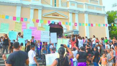 En medio de una protesta frente a la iglesia de Amapala, familiares dieron el último adiós al pescador hondureño.