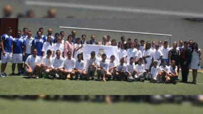Los alumnos de la escuela del Real Madrid posan tras la inauguración del centro sociodeportivo.