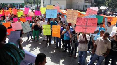 Al menos 300 trabajadores de maquilas protestaron en las instalaciones del IHSS.
